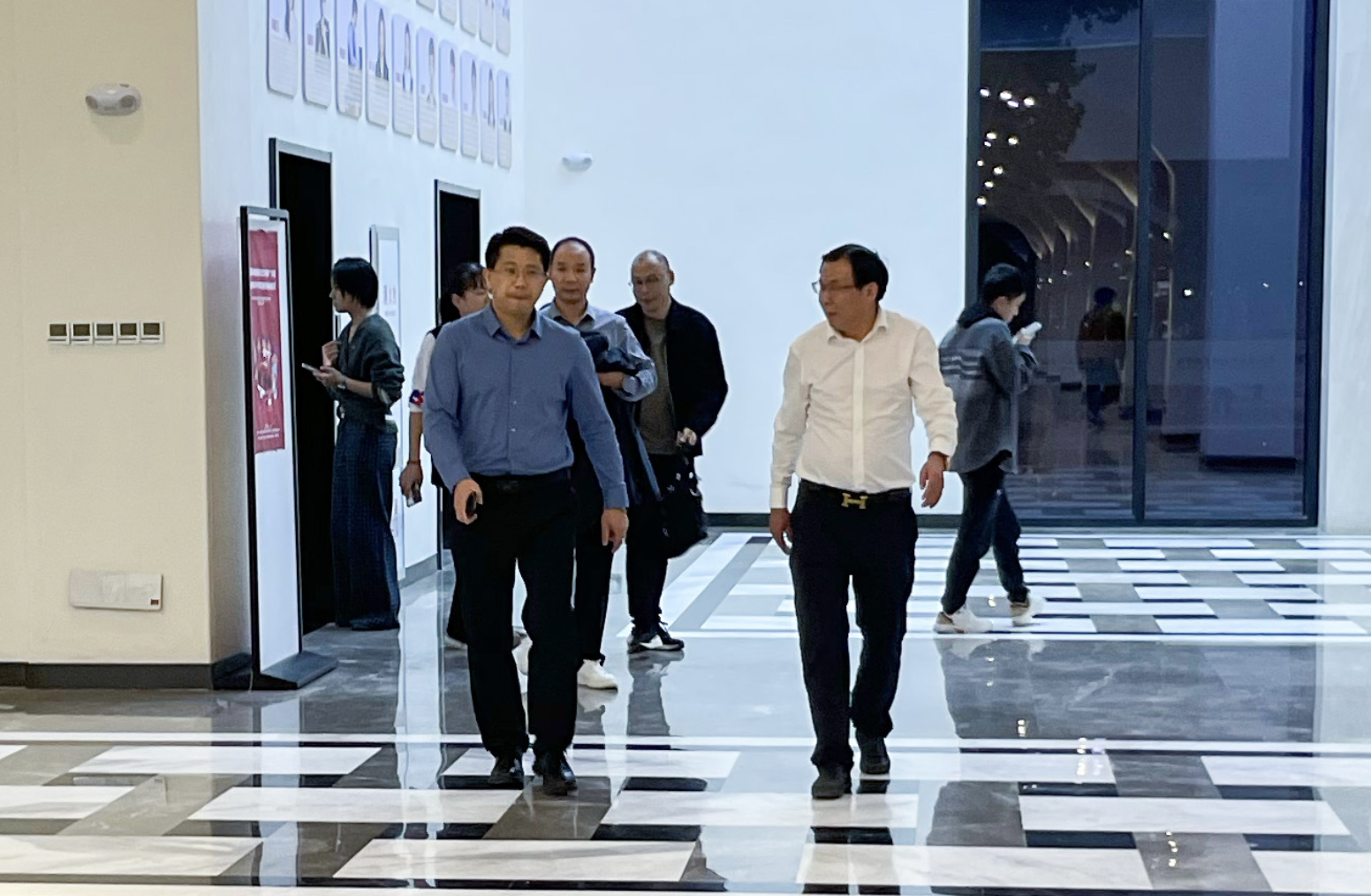 襄阳五中校长李天艳到我校参观访问，就进一步合作进行了充分的交流