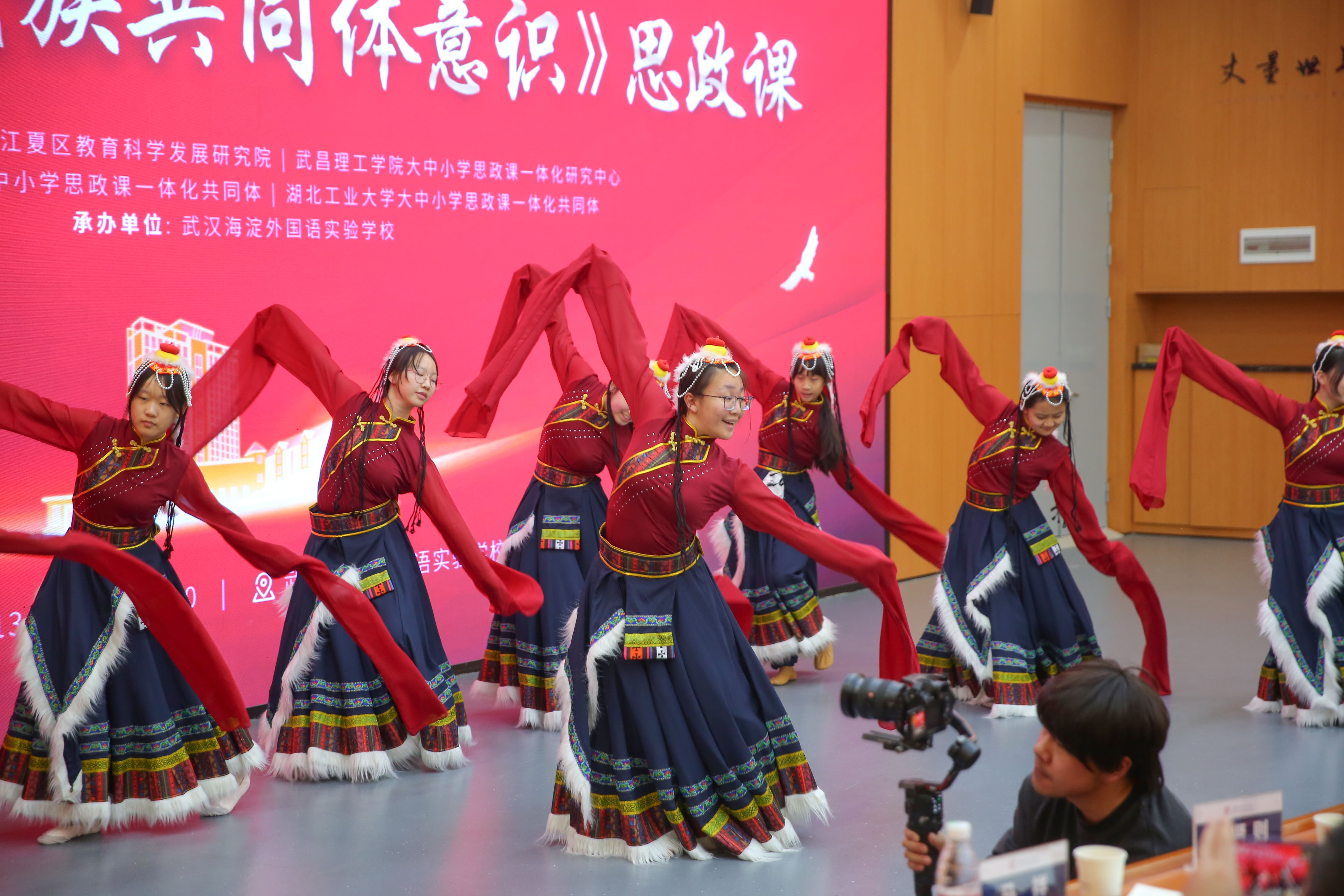 “籽籽同心”课堂共鸣丨全区近160名思政教师来我校同上一堂课 “籽籽同心”课堂共鸣丨全区近160名思政教师来我校同上一堂课