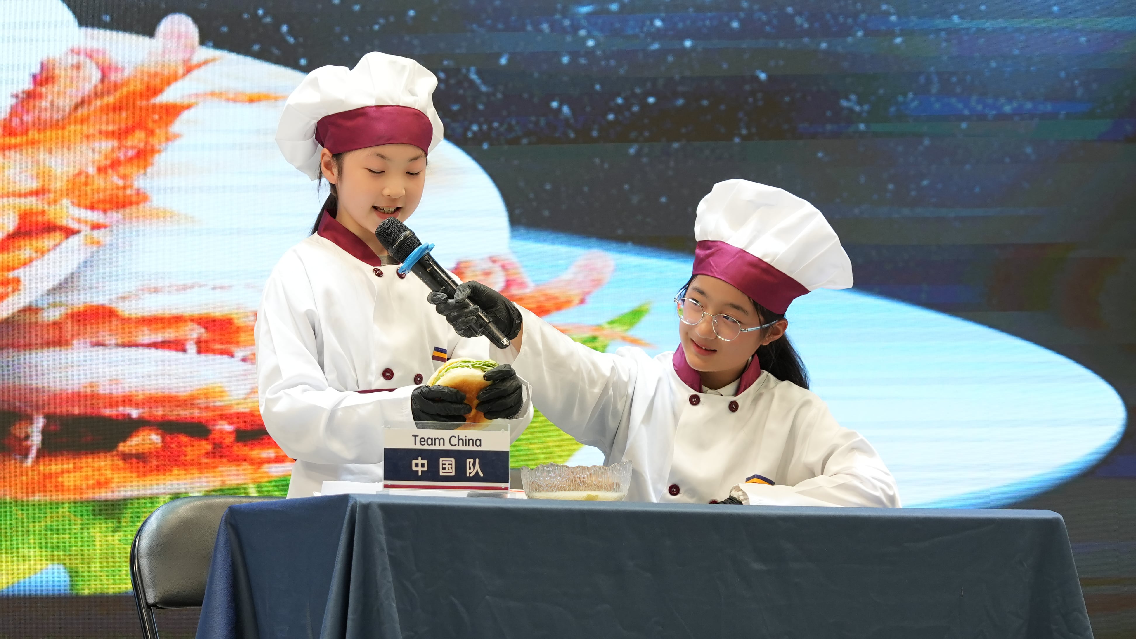 排骨藕汤、La crêpe、Hamburger...“海外”娃中英法三语秀厨艺,闪耀武汉市国际理解教育成果展 排骨藕汤、La crêpe、Hamburger...“海外”娃中英法三语秀厨艺,闪耀武汉市国际理解教育成果展