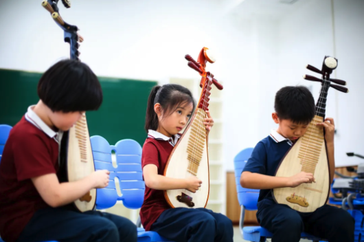 在这所小学“2+2≫4”!孩子必修钢琴+游泳,选修更有60多门可选...慕了 在这所小学“2+2≫4”!孩子必修钢琴+游泳,选修更有60多门可选...慕了