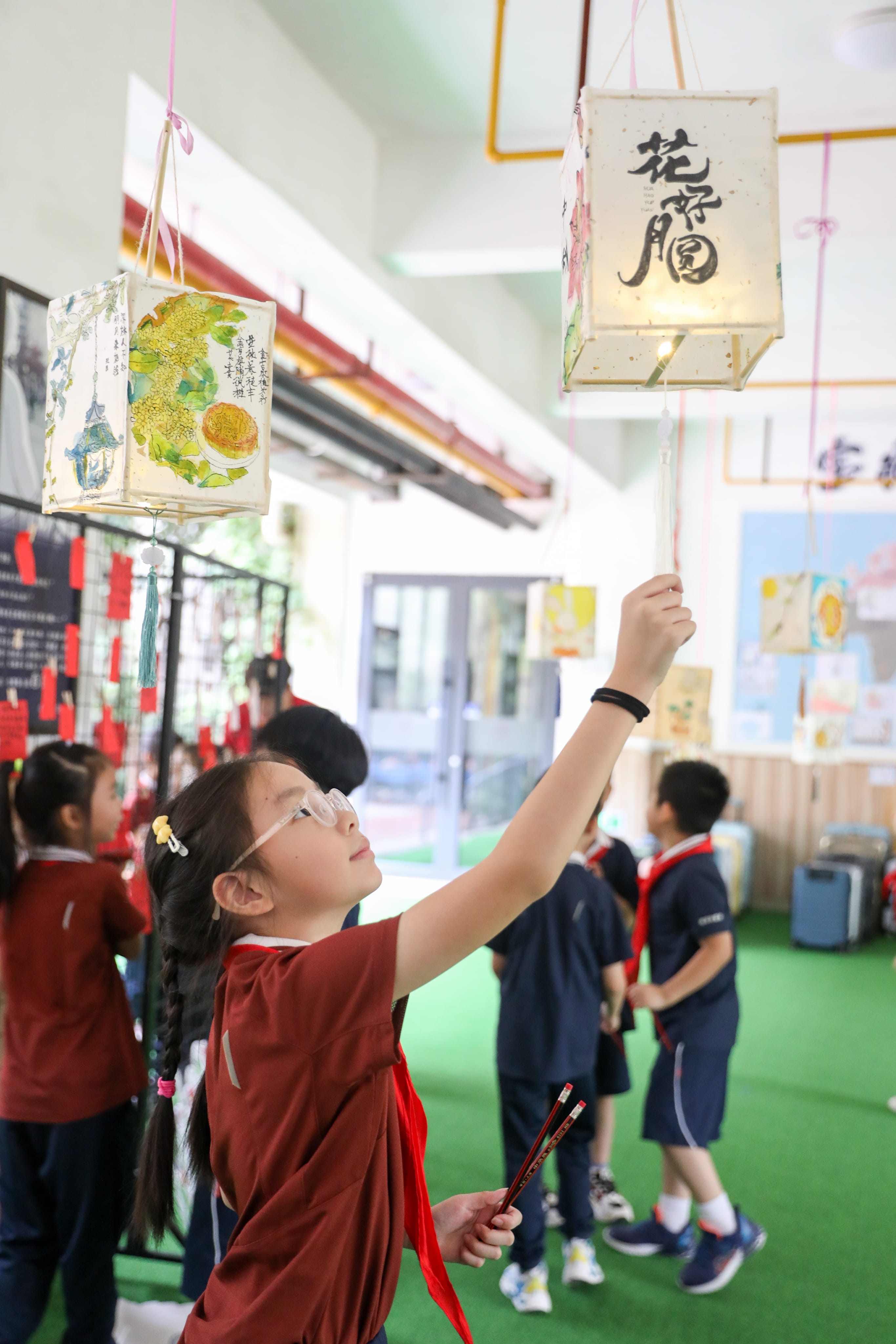 中秋佳节丨赏花灯、猜灯谜、茶话会,“海外”娃有自己的庆祝方式… 中秋佳节丨赏花灯、猜灯谜、茶话会,“海外”娃有自己的庆祝方式…