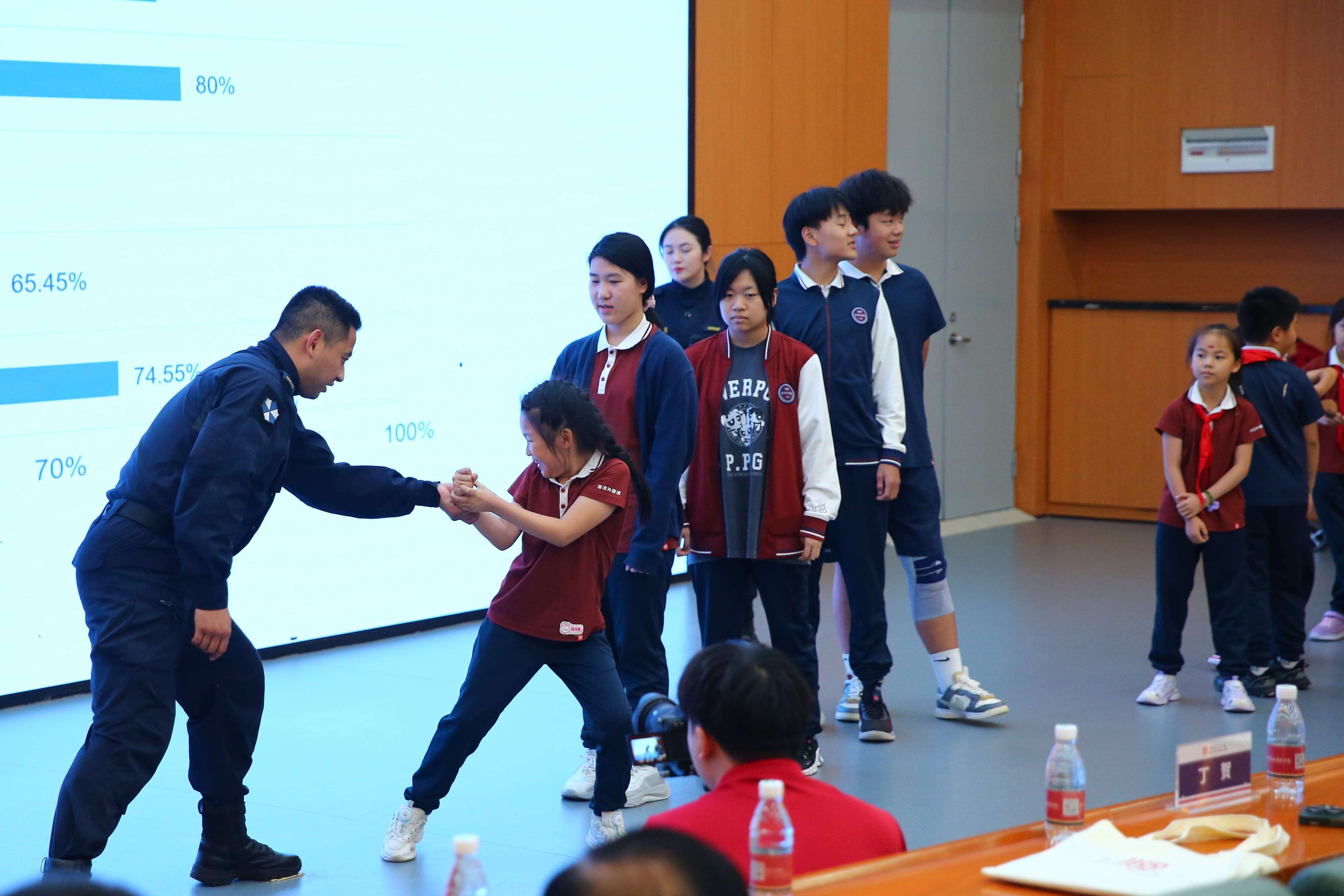 2024校园反霸凌公益讲座在武汉海淀外国语实验学校举办 7学生上台互动.jpg