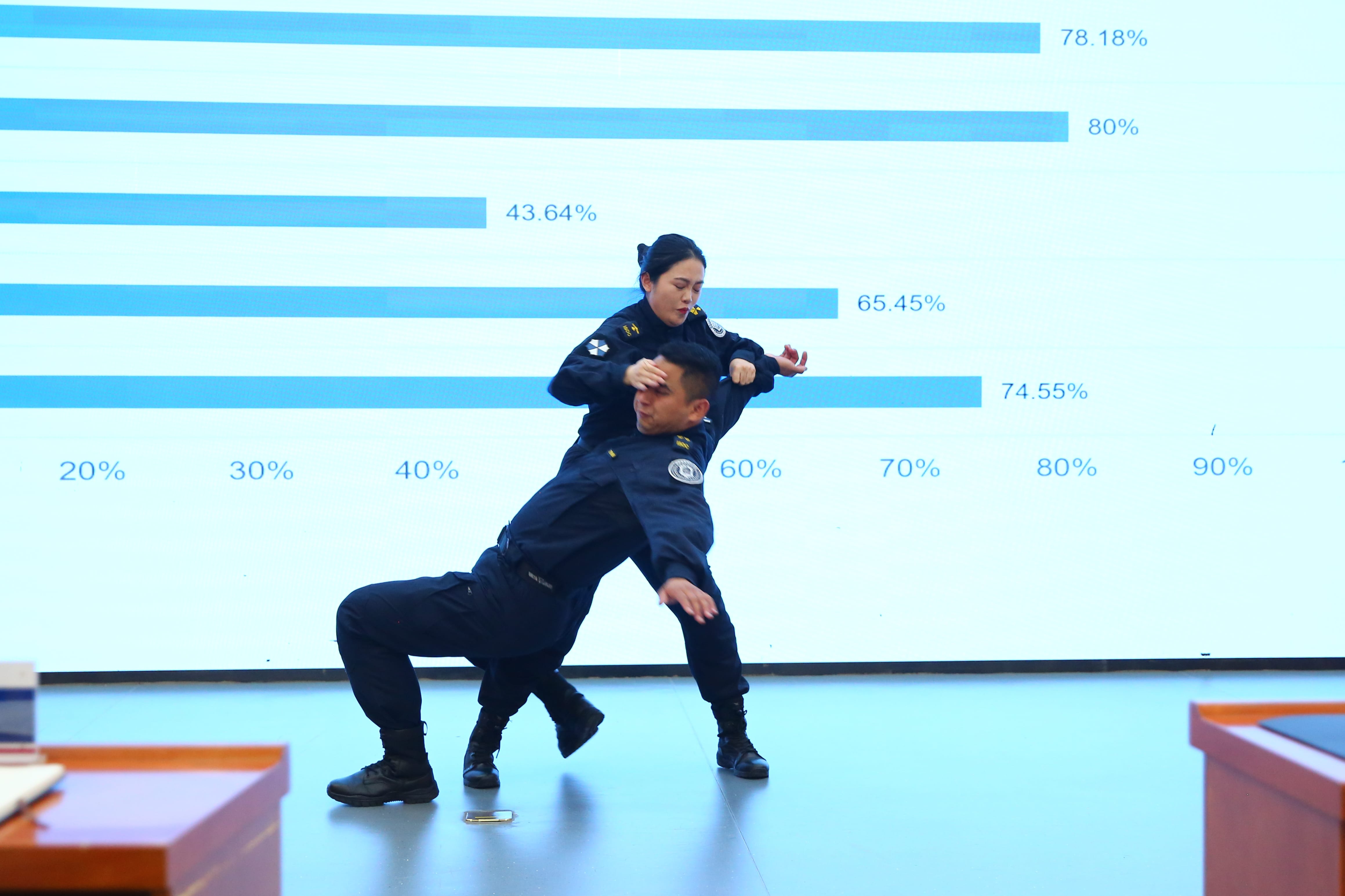2024校园反霸凌公益讲座在武汉海淀外国语实验学校举办 6教官演示.jpg